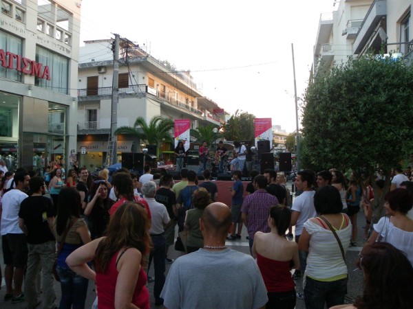 Οι νέοι παρακολουθούν την τζαζ - ροκ συναυλία στον πεζόδρομο