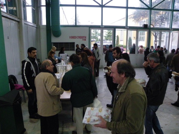 Ο Δήμος πρόσφερε δωρεάν και φέτος χιλιάδες μερίδες σαρακοστιανών μεζέδων και άφθονο κρασί.