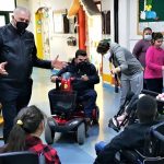 Παράδοση τριών αναπηρικών αναπηρικών αμαξιδίων από το Δήμο Περιστερίου