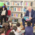 Αφήγηση παιδικού βιβλίου σε μικρούς μαθητές από τον Δήμαρχο Περιστερίου Ανδρέα Παχατουρίδη