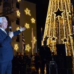 Κοσμοσυρροή χωρίς προηγούμενο στο Περιστέρι για τη φωταγώγηση του Χριστουγεννιάτικου Δέντρου Εκρηκτική συναυλία με την Πέγκυ Ζήνα